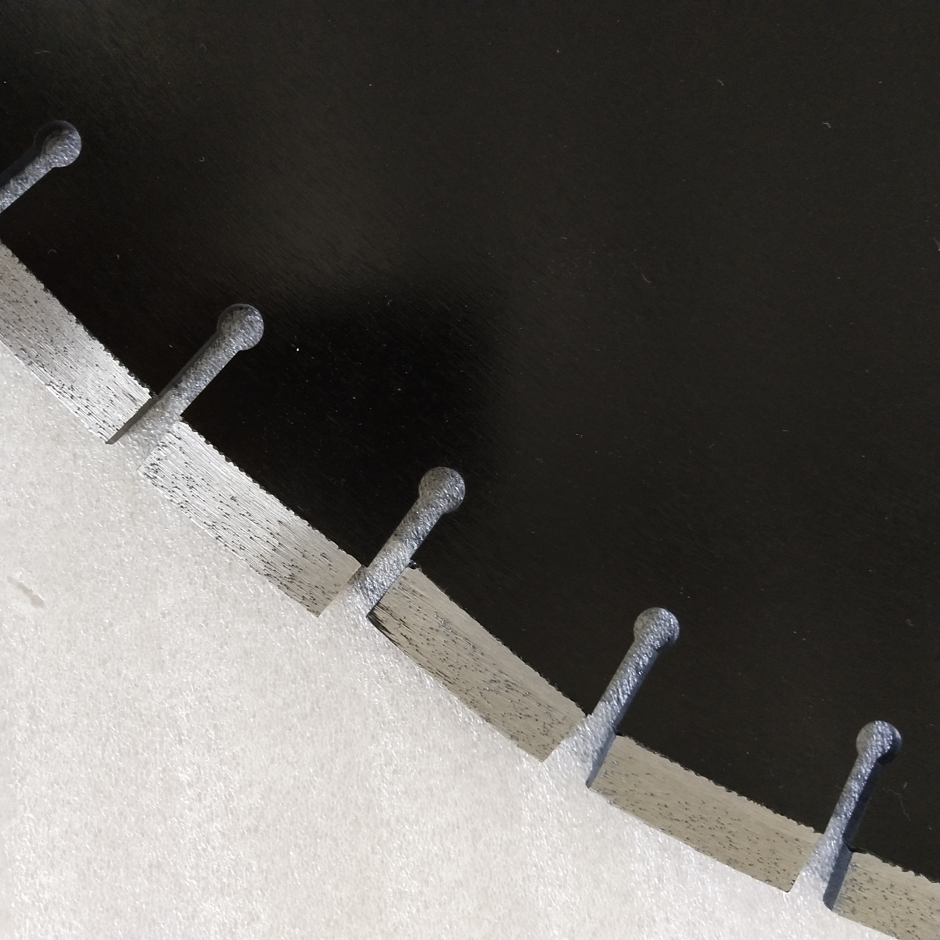 36" 900 mm Diamant-Sägeblatt für Asphalt-über-Beton-Schneidwerkzeuge mit Schutzsegment